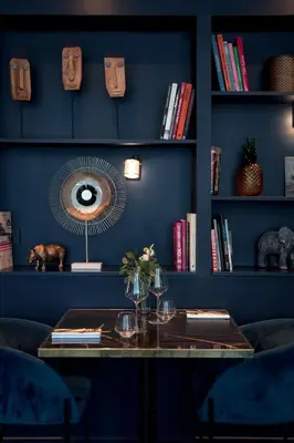 Bibliothèque dans l'hôtel