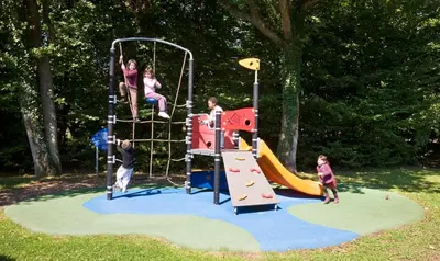 Aire de jeux pour enfants de l'établissement Kyriad Montchanin le Creusot