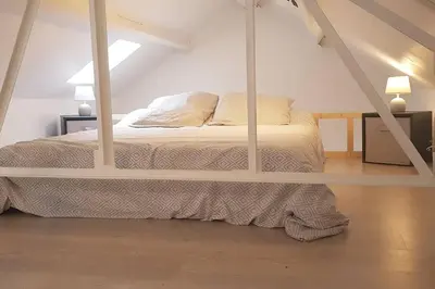 Un ou plusieurs lits dans un hébergement de l'établissement Cottage du lac de Chaumeçon avec étang privé