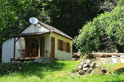 Jardin de l'établissement Cottage du lac de Chaumeçon avec étang privé