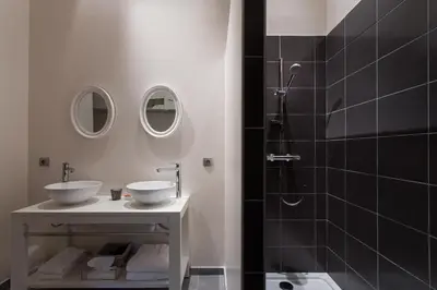 Salle de bains dans l'établissement Château de Pierreclos