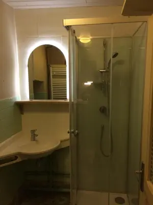Salle de bains dans l'établissement Le Maquis
