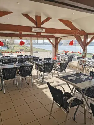 Restaurant ou autre lieu de restauration dans l'établissement CAMPING LES HERLEQUINS