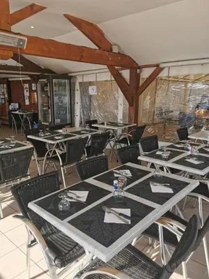 Restaurant ou autre lieu de restauration dans l'établissement CAMPING LES HERLEQUINS