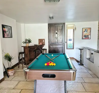 Billard dans l'établissement Au Lavoir du Serein 