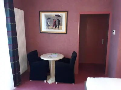 Coin salon dans l'établissement Logis Hôtel Parenthèse, Restaurant & Spa