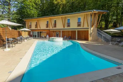 Piscine de l'établissement Logis Hôtel Parenthèse, Restaurant & Spa ou située à proximité