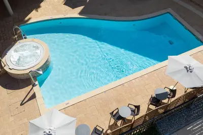 Piscine de l'établissement Logis Hôtel Parenthèse, Restaurant & Spa ou située à proximité