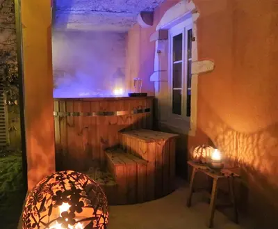 Coin salon dans l'établissement La petite madeleine - Chambre d'hôtes- Piscine & spa