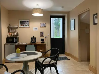 Cuisine ou kitchenette dans l'établissement EN VILLE À LA CAMPAGNE
