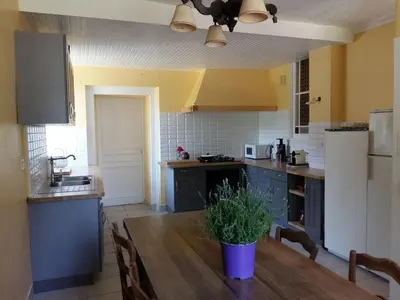 Cuisine ou kitchenette dans l'établissement Maison de caractere