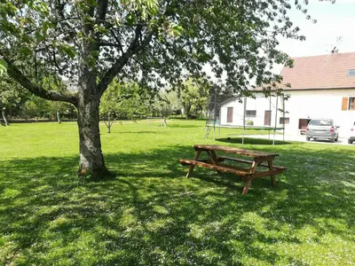 Jardin de l'établissement Studio à la campagne dans corps de ferme rénovée