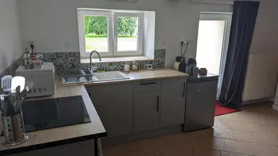 Cuisine ou kitchenette dans l'établissement Studio à la campagne dans corps de ferme rénovée