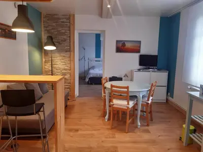 Télévision ou salle de divertissement dans l'établissement La maison bleue