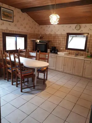 Cuisine ou kitchenette dans l'établissement La Sénonaise