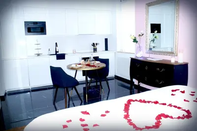 Télévision ou salle de divertissement dans l'établissement Le Vénus - Appartement SPA Privatif Balnéo Sauna