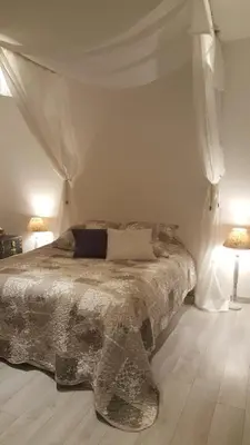 Un ou plusieurs lits dans un hébergement de l'établissement au café de la gare, SPA, Pêche en Saone Bourgogne Maison de charme spacieuse Dijon Dole Gray