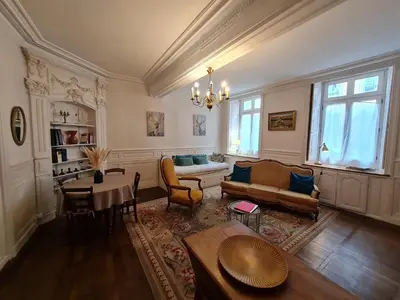 Coin salon dans l'établissement Le Jeu de Paume à Beaune centre