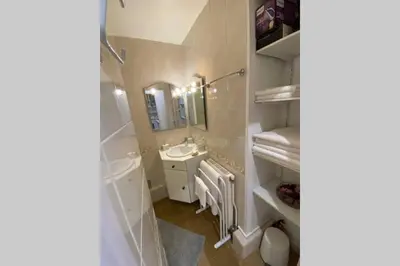 Salle de bains dans l'établissement Le Jeu de Paume à Beaune centre