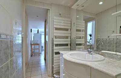 Salle de bains dans l'établissement La Petite Maison Blanzy