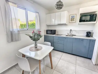 Cuisine ou kitchenette dans l'établissement Au 10 le long du canal