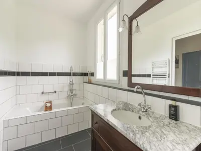 Salle de bains dans l'établissement Burgundy Poolside Getaway