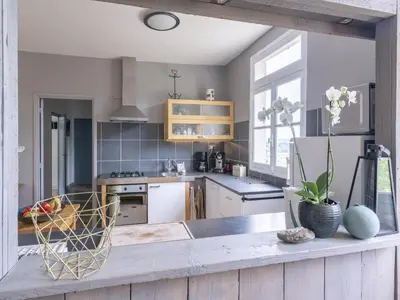 Cuisine ou kitchenette dans l'établissement Burgundy Poolside Getaway