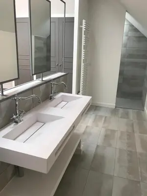 Salle de bains dans l'établissement Le Charles V