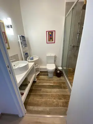 Salle de bains dans l'établissement Aux couleurs de Commarin CHAMBRES d'hôtes