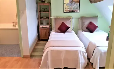 Un ou plusieurs lits dans un hébergement de l'établissement Doubs Séjour - Chambres climatisées Petits déj en supplément