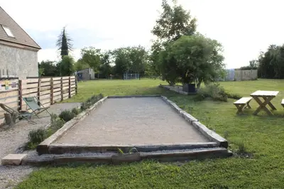 Jardin de l'établissement La Bergerie maison 2 chambres dans le village de Palleau, Les Blés Dorés maison 3 chambres et les Graines de Lin maison 3 chambres à Corgengoux avec piscine, verger, terrasses aménagées, parking voitures, terrain de pétanque, à vous de choisir votre gîte