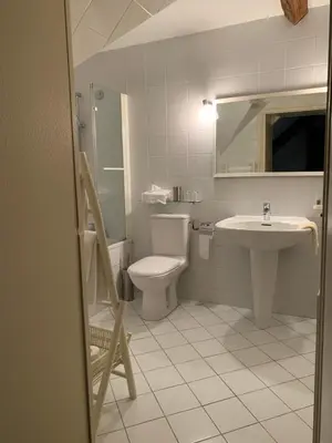 Salle de bains dans l'établissement Les Maisons Vigneronnes