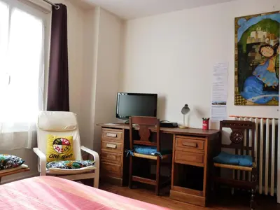 Télévision ou salle de divertissement dans l'établissement La Maison des Lys