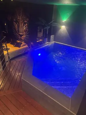 Piscine de l'établissement Nyx suite d’exception ou située à proximité
