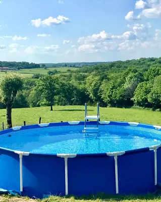 Piscine de l'établissement gîte Aux Petits Bonheurs avec vue panoramique ou située à proximité
