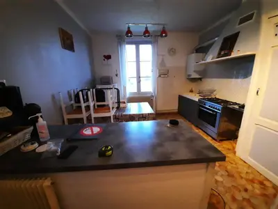 Cuisine ou kitchenette dans l'établissement Joli appartement meublé
