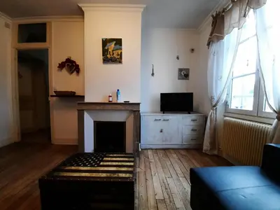 Télévision ou salle de divertissement dans l'établissement Joli appartement meublé