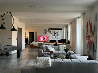 Télévision ou salle de divertissement dans l'établissement Les remparts