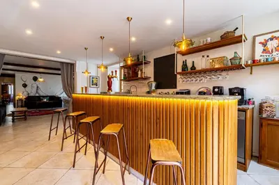 Cuisine ou kitchenette dans l'établissement La Maison George