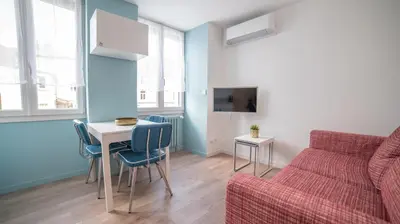 Coin salon dans l'établissement La Maison de la Douce Heure, 4 appartements climatisés avec jardin au centre ville proche des Thermes