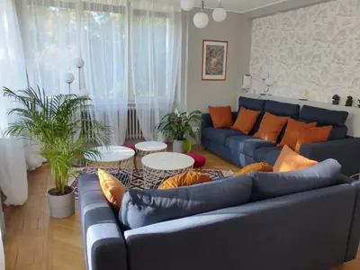 Coin salon dans l'établissement La Maison de la Douce Heure, 4 appartements climatisés avec jardin au centre ville proche des Thermes