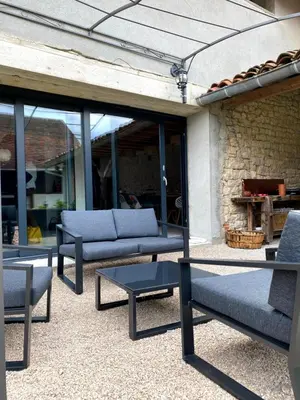 Coin salon dans l'établissement Clos De La Charnaille