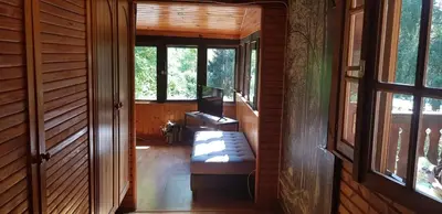 Coin salon dans l'établissement Le chalet du lac de chaumeçon au coeur du morvan