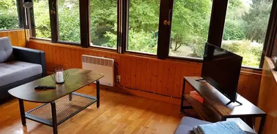 Télévision ou salle de divertissement dans l'établissement Le chalet du lac de chaumeçon au coeur du morvan