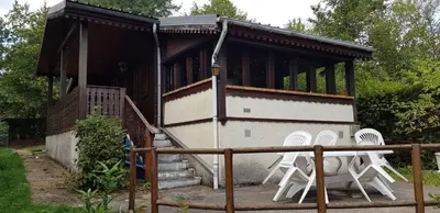 Jardin de l'établissement Le chalet du lac de chaumeçon au coeur du morvan