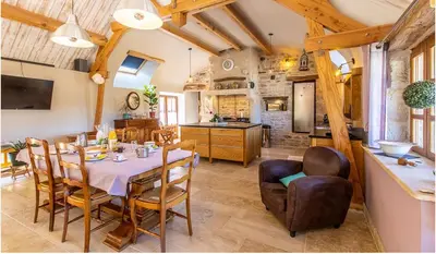 Cuisine ou kitchenette dans l'établissement Gîte La grange des Hirondelles 15 personnes 5litsdoubles 5litssimples 1convertible chez MAYMARD Yannick à 28 route de la croix forêt à ANTULLY réf à Gîte de France G2005 Corps de ferme entièrement rénové de bon standing
