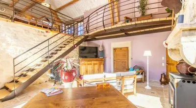 Télévision ou salle de divertissement dans l'établissement Gîte La grange des Hirondelles 15 personnes 5litsdoubles 5litssimples 1convertible chez MAYMARD Yannick à 28 route de la croix forêt à ANTULLY réf à Gîte de France G2005 Corps de ferme entièrement rénové de bon standing