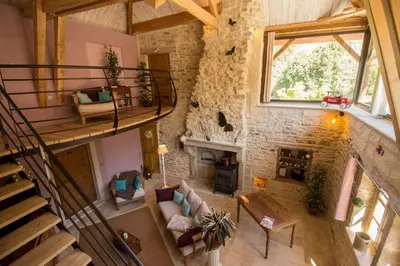 Coin salon dans l'établissement Gîte La grange des Hirondelles 15 personnes 5litsdoubles 5litssimples 1convertible chez MAYMARD Yannick à 28 route de la croix forêt à ANTULLY réf à Gîte de France G2005 Corps de ferme entièrement rénové de bon standing