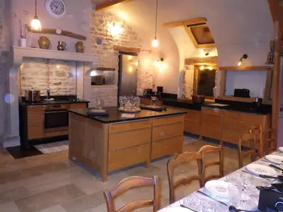Cuisine ou kitchenette dans l'établissement Gîte La grange des Hirondelles 15 personnes 5litsdoubles 5litssimples 1convertible chez MAYMARD Yannick à 28 route de la croix forêt à ANTULLY réf à Gîte de France G2005 Corps de ferme entièrement rénové de bon standing