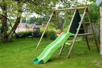 Aire de jeux pour enfants de l'établissement Maison de vacances Les Mésanges, à Ménessaire